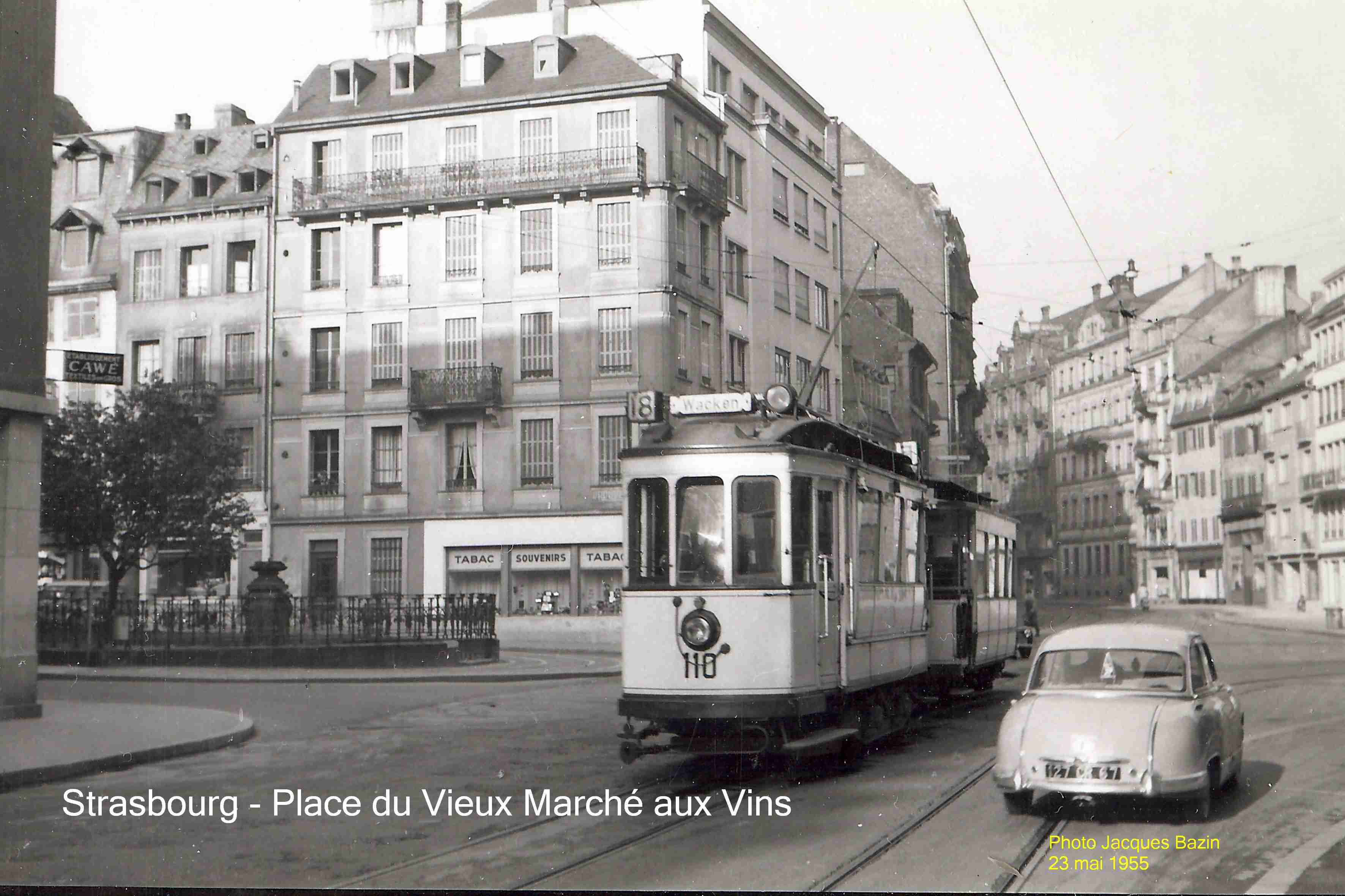 La motrice n� 110 et une remorque, Place du Vieux March� aux Vins.